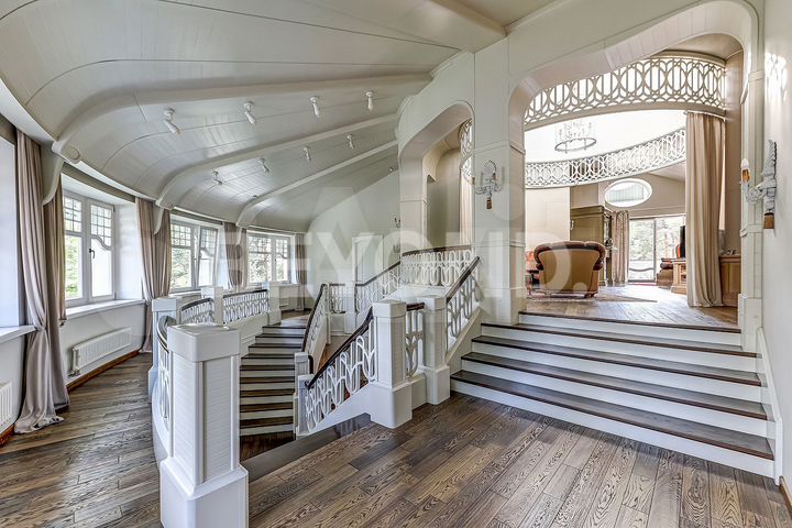 Дом 677 м² на участке 50 сот.