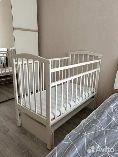 Детская кроватка белая