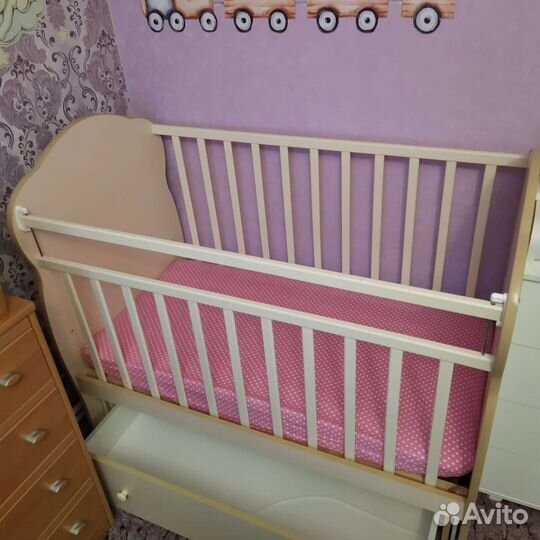 Детская кроватка с поперечным маятником