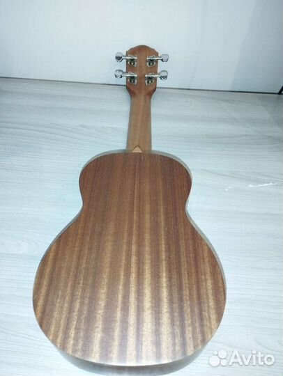 Гавайская гитара (укулеле) Oscar Schmidt