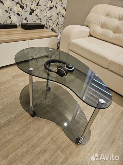 Журнальный столик на колесах стекло