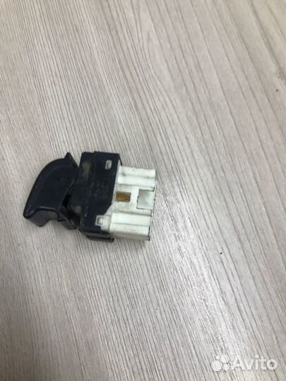 Кнопка стеклоподъемника передняя правая Lifan