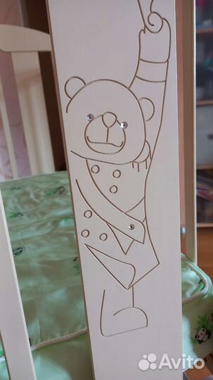 Детская кроватка с маятником