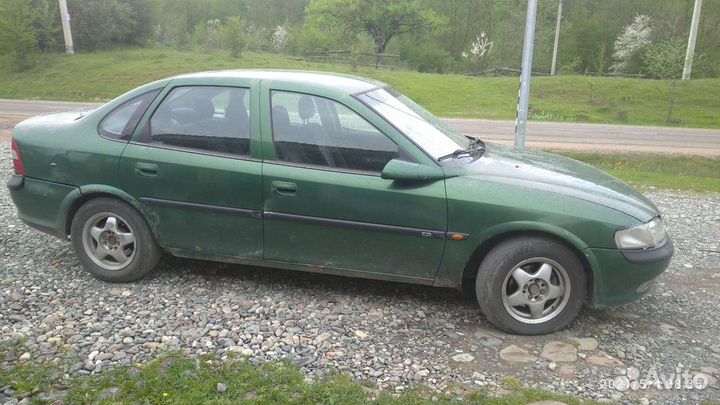 Opel Vectra 1.6 МТ, 1997, битый, 500 000 км