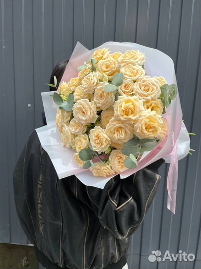 Монобукет из 7 кустовых роз с эвкалиптом