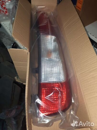 Фонарь задний правый на мерседес 639