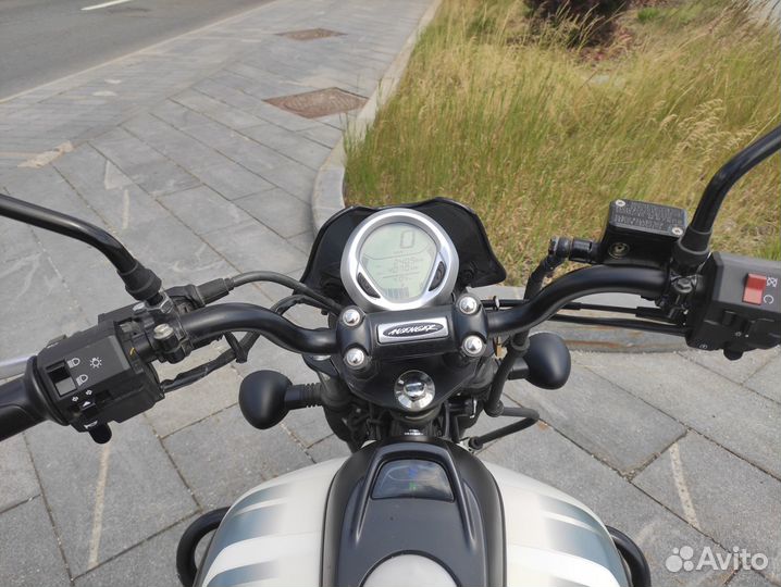 Bajaj Avenger 220 Street