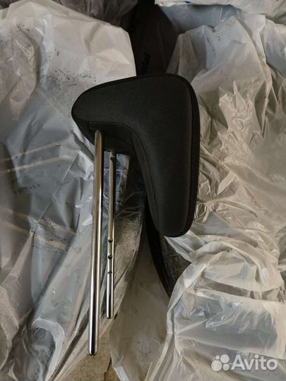 Подголовник заднего сидения