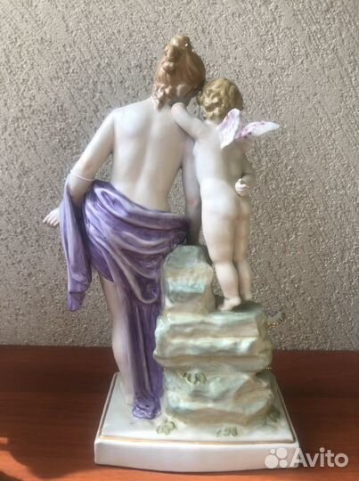 Фарфоровая статуэтка
