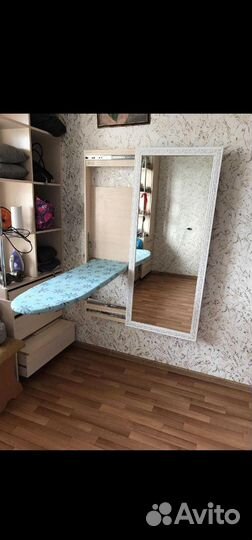 Гладильная доска за зеркалом