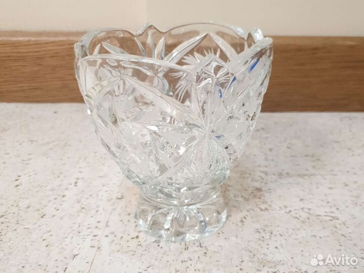 Стеклянные стаканы и хрустальные вазы