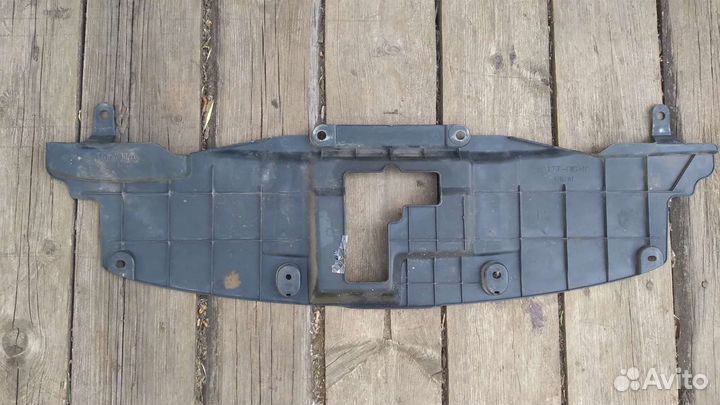 Накладка замка капота Toyota Hilux