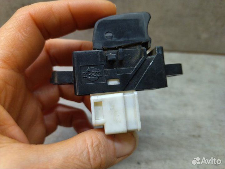 Кнопка стеклоподъемника Nissan Skyline V35 VQ25DD