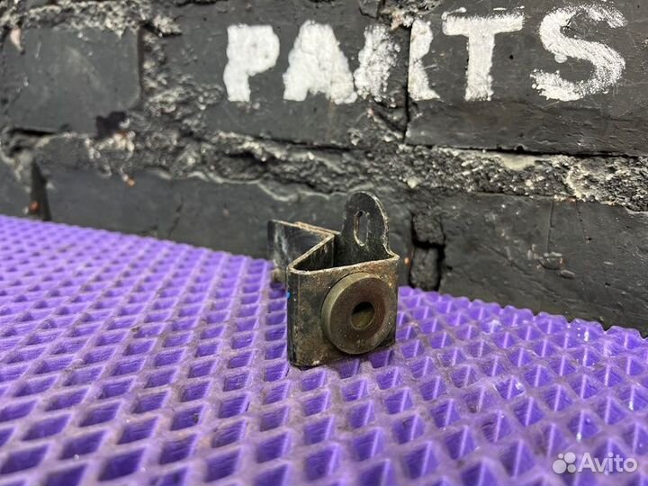 Крепление радиатора кондиционера левое Nissan