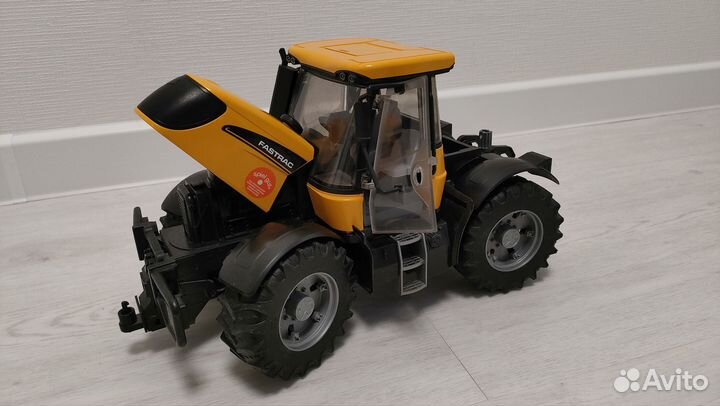 Оригинальный трактор Bruder JCB Fastrac 3220