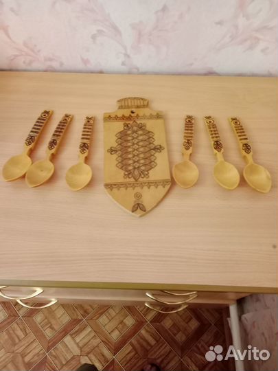 Деревянные ложки и разделочная доска