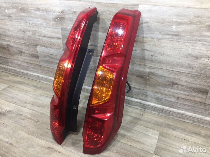 Фонарь правый левый Nissan X-Trail T31 (2007-2011)