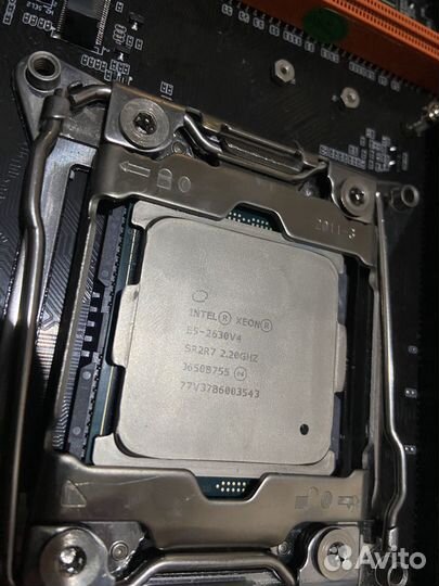 Материнская плата с процессором и памятью