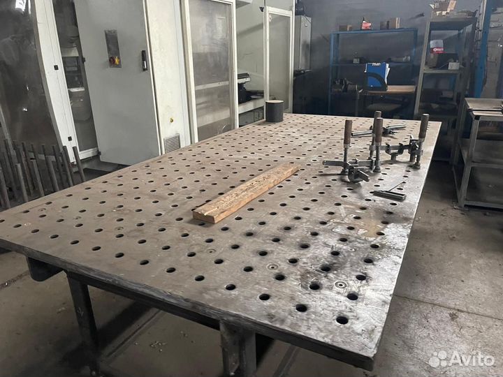 Слесарная зона, верстак слесарный, стеллажи