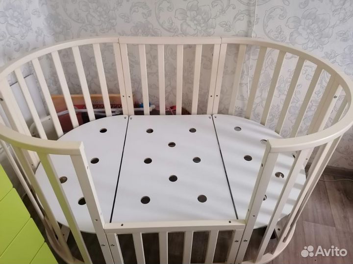 Детская кроватка с маятником