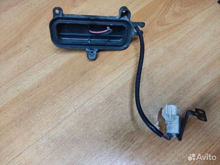 Крышка блока ксенона правая Toyota Ipsum ACM20