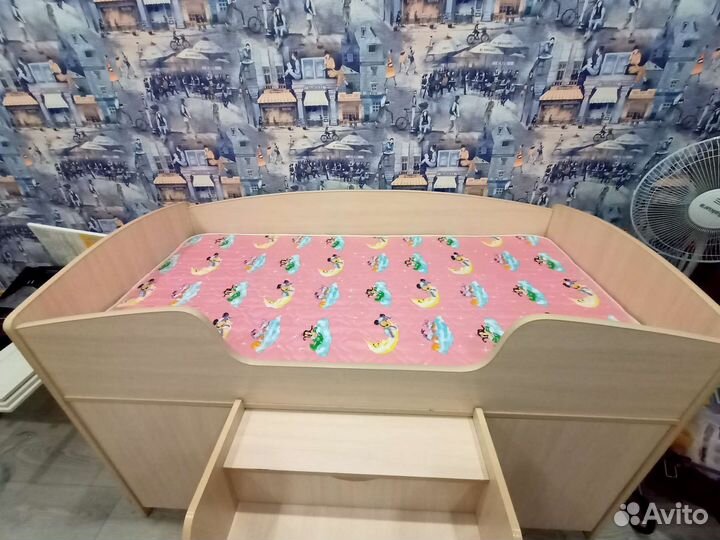 Кровать детская с выдвижным столом и матрасом
