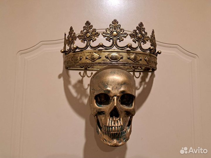 Череп и корона