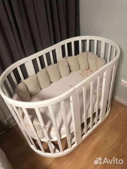 Детская кроватка с маятником белая