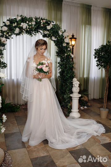 Свадебное платье со шлейфом