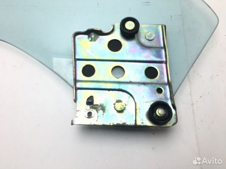 Стекло двери переднее левое Subaru Leone 1986