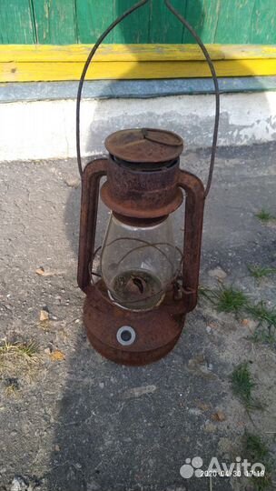 Керосиновая лампа, хомут и чесало