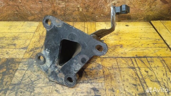 Кронштейн двигателя правый Nissan Navara D40