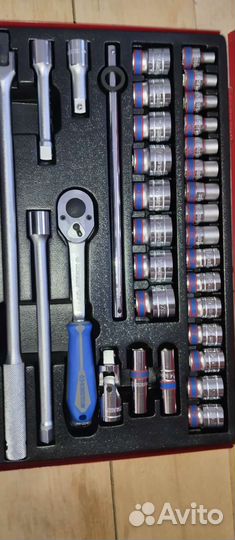 Набор инструментов для авто в чемодане