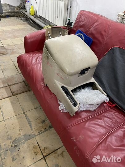 Консоль между перед. сиденьями