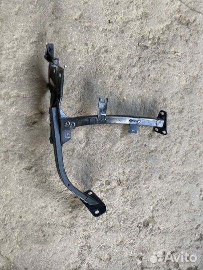 Кронштейн крыла передний правый Audi A8 D4