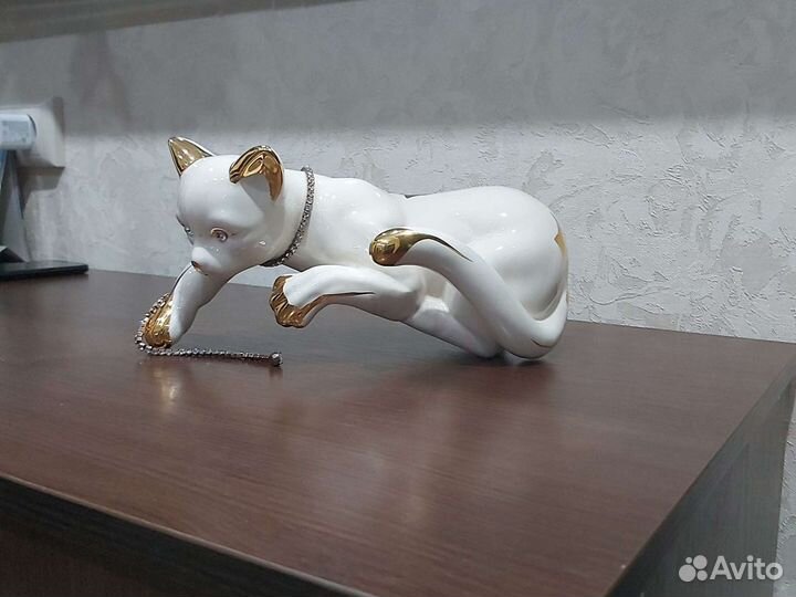 Фигура керамического котика с ошейником из камней