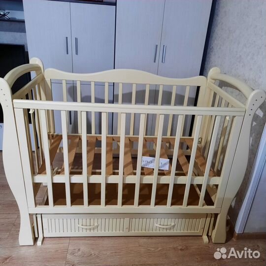 Детская кроватка с маятником и ящиком