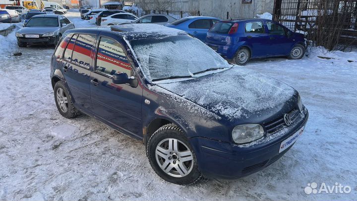 Кулак поворотный передний правый Volkswagen Golf (Mk4) 1J0407256N