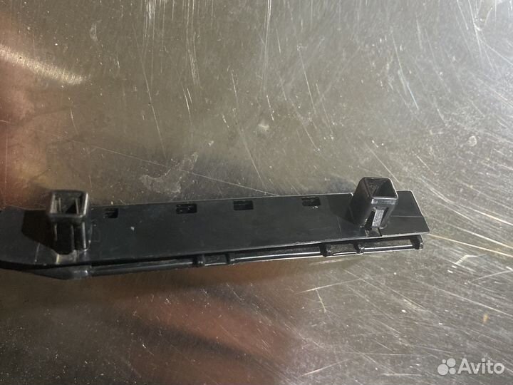 Кронштейн бампера крыла Nissan Tida C11 передний R