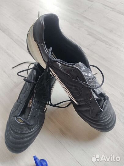 Футбольные бутсы umbro