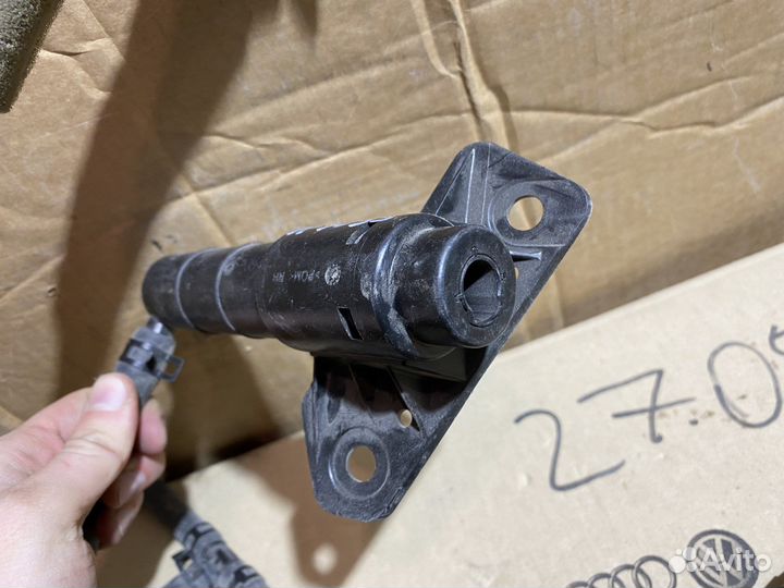 Форсунка омывателя фары правой KIA Sportage 3