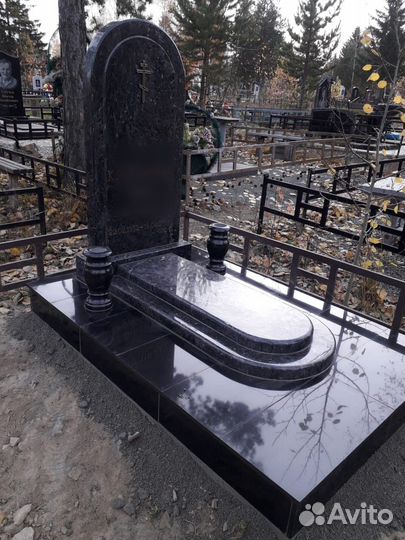 Памятники из черного гранита /Дымовский гранит