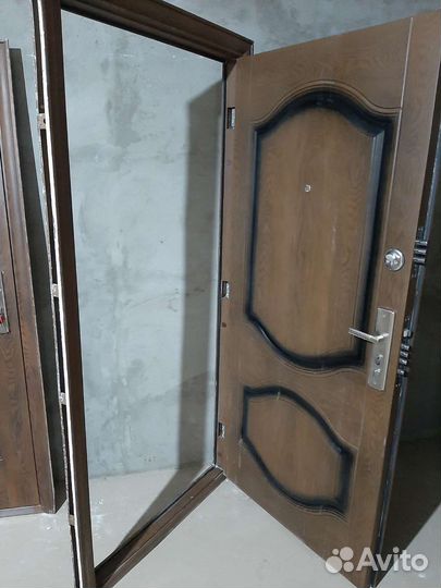 Дверь входная 96Х205