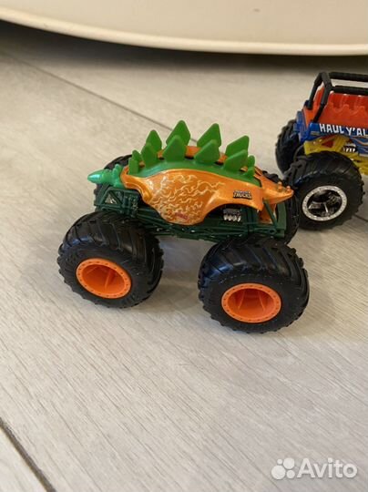 2 машинки Hot wheels monster trucks