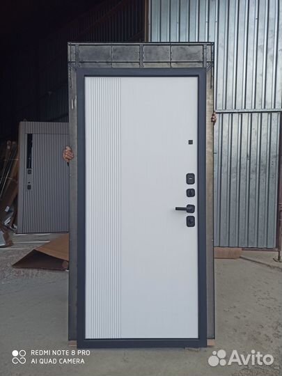 Входная дверь Слим черная с фрамугой в квартиру