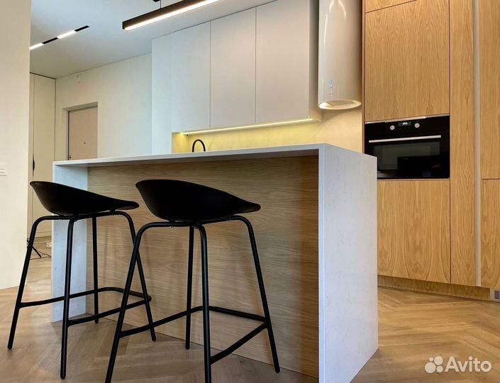 Кухня с каменным островом