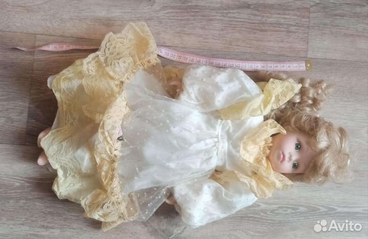 Кукла фарфоровая