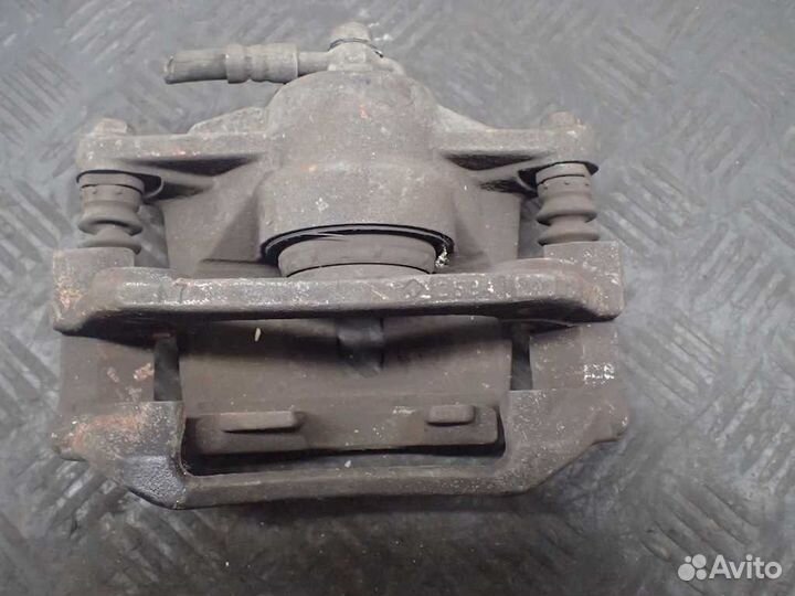 Суппорт передний левый Toyota Yaris P1 рест. 2004