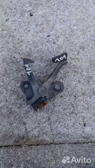 Toyota Land Cruiser 100 крючок капота