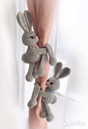 Вязаный прихват для штор «кролики»